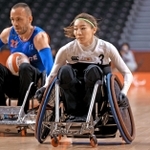 車いすラグビー１次リーグのフランス戦で初出場し、相手の進路に先回りする倉橋香衣（右）＝２５日、代々木競技場（撮影・吉田敦史）