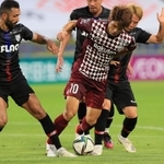 神戸-ＦＣ東京　前半、相手ゴール前で攻め込む大迫（中央）＝ノエビアスタジアム神戸（撮影・鈴木雅之）