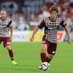 神戸-ＦＣ東京　前半、ボールを保持し、前線を伺う大迫（右）＝ノエビアスタジアム神戸（撮影・鈴木雅之）