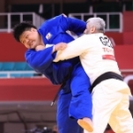 柔道男子１００キロ超級２回戦　ジョージアのチコイゼ（右）を攻める正木健人＝２９日、日本武道館（撮影・吉田敦史）