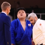 柔道男子１００キロ超級準々決勝　ジョージアのレバス・チコイゼ（右）に敗れ、ぼうぜんとする正木健人＝２９日、日本武道館（撮影・吉田敦史）