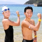 日本選手権トライアル５キロの男子を制した岡謙佑（右）と女子優勝の古賀千尋