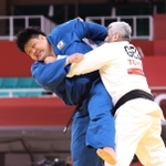 柔道男子１００キロ超級２回戦で、ジョージアのチコイゼ（右）を攻める正木健人＝２９日午後、日本武道館（撮影・吉田敦史）