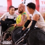 車いすラグビー３位決定戦・豪州-日本　相手の動きを封じる倉橋香衣（左端）＝撮影・吉田敦史