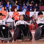 車いすラグビーで２大会連続銅メダルに輝き、スタンドの歓声に応える日本の倉橋香衣（中央）ら（撮影・吉田敦史）