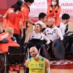 車いすラグビーで２大会連続の銅メダルに輝き、喜び合う倉橋香衣（中央）ら日本チーム＝２９日午後、代々木競技場（撮影・吉田敦史）