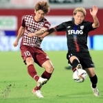 神戸移籍後、初の代表戦に臨む大迫（左）