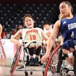 車いすバスケットボール女子１次リーグの英国戦で懸命にコートを駆ける北間優衣（中央）＝２６日、東京都調布市、武蔵野の森総合スポーツプラザ（撮影・吉田敦史）
