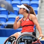 女子シングルス準決勝進出を決め、ガッツポーズする上地結衣＝３１日午後、有明テニスの森センターコート（撮影・吉田敦史）