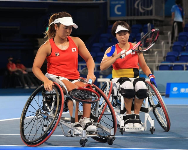 車いすテニス女子ダブルス準決勝　決勝進出を逃した上地結衣、大谷桃子組＝１日午後、有明テニスの森センターコート（撮影・吉田敦史）