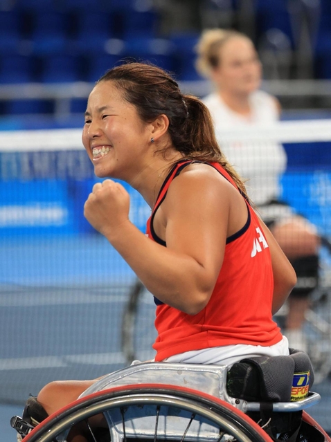車いすテニス女子シングルス準決勝　オランダのアニク・ファンクートを破って銀メダル以上を確定し、破顔する上地結衣＝２日午後、有明テニスの森センターコート（撮影・吉田敦史）