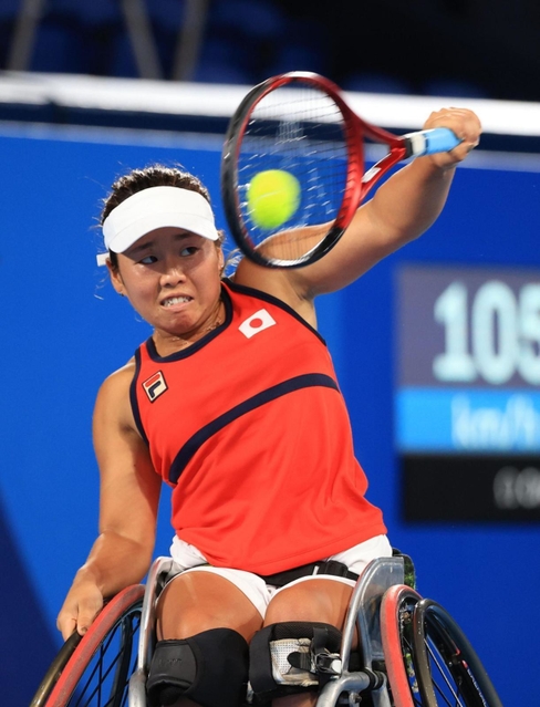 車いすテニス女子シングルス決勝　オランダのディーデ・デフロートと対戦する上地結衣＝有明テニスの森センターコート（撮影・吉田敦史）