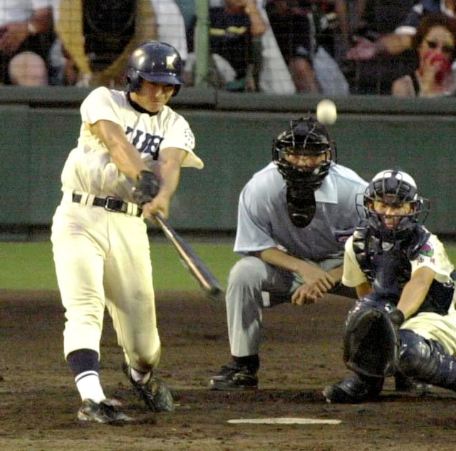 ２０００年夏の甲子園大会３回戦の那覇戦で２打席連続の三塁打を放つ育英高時代の栗山巧＝甲子園球場