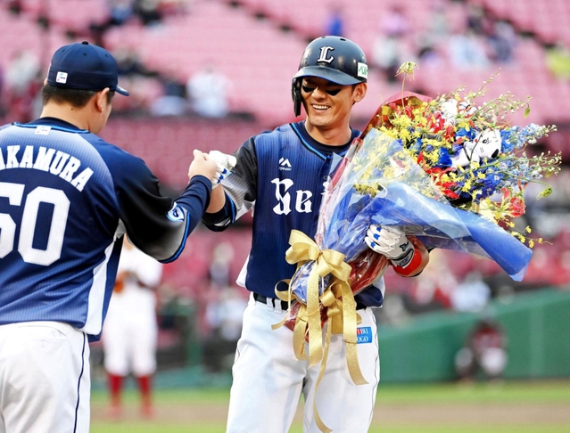 通算２千安打を達成し、同期入団の中村剛也（左）から花束を受け取る西武・栗山巧＝楽天生命パーク宮城（撮影・堀内　翔）