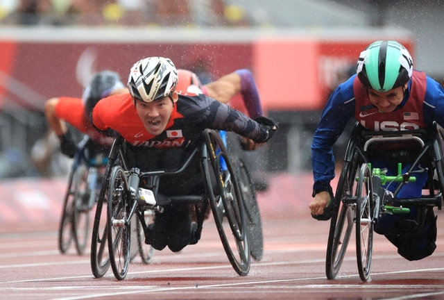陸上男子１００メートル（車いすＴ５２）決勝　１７秒１８で２位に入った大矢勇気（左手前）。右は優勝した世界記録保持者、米国のレイモンド・マーティン＝国立競技場（撮影・吉田敦史）