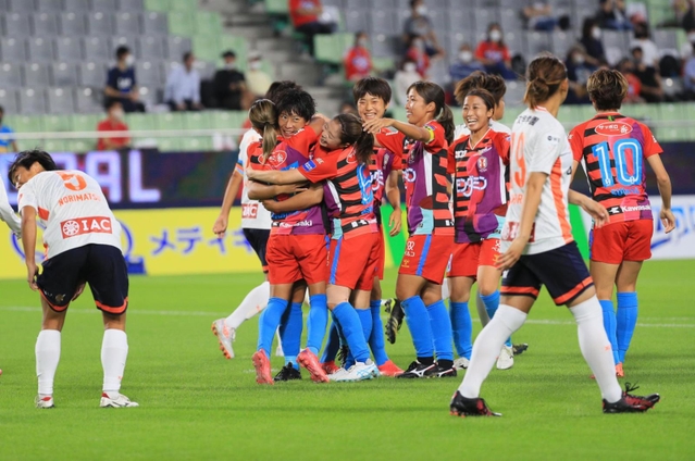ＩＮＡＣ神戸-大宮　前半、高瀬の先制ゴールで喜ぶＩＮＡＣ神戸の選手たち＝１２日午前、ノエビアスタジアム神戸
