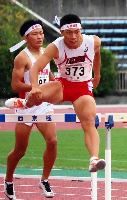 男子２年４００メートル障害決勝　53秒35で優勝した社の酒井春名