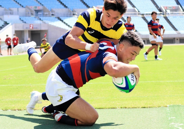 関学大－立命大　前半、トライを奪う関学大のＷＴＢ加藤＝大阪市、ヤンマースタジアム長居