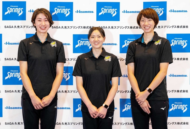来月開幕するＶリーグへの意気込みを語った久光の（左から）長岡望悠、戸江真奈、石井優希（ＳＡＧＡ久光スプリングス提供）