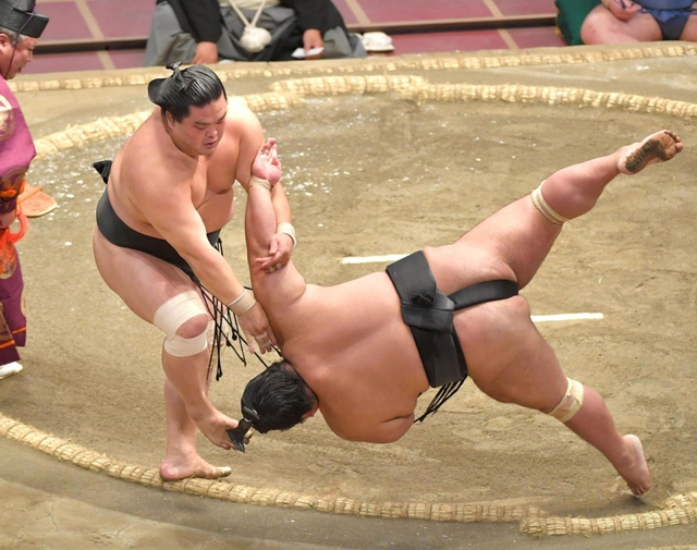 すくい投げで貴景勝（右）を破った妙義龍（撮影・出月俊成）