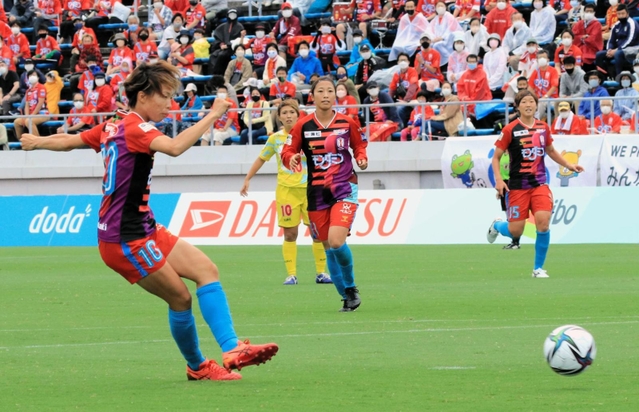 ＩＮＡＣ神戸ー千葉　前半、先制点を決めるＩＮＡＣ神戸の杉田（左）＝堺市立サッカーナショナルトレーニングセンター