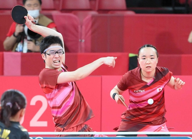 東京五輪卓球混合ダブルス決勝で、サングラスを着用してプレーする水谷隼選手＝７月２６日、東京体育館