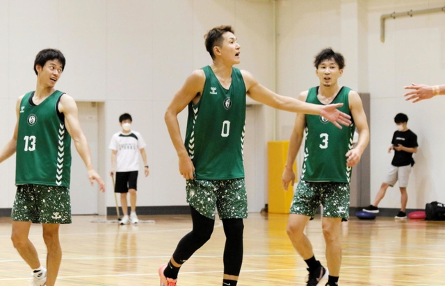 練習中に声を掛け合う西宮の（左から）道原紀晃、川村卓也、松崎賢人＝尼崎市内