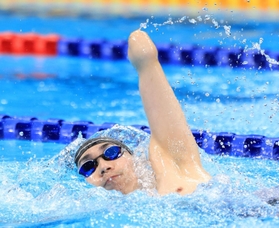 競泳男子２００メートル個人メドレー（運動機能障害ＳＭ９）予選　２分２６秒６５で全体の８位に入り、決勝進出を決めた山田拓朗＝東京アクアティクスセンター（撮影・吉田敦史）