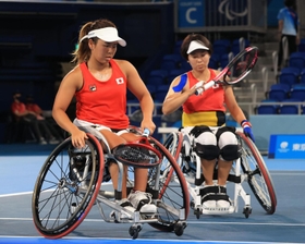 車いすテニス女子ダブルス準決勝　決勝進出を逃した上地結衣、大谷桃子組＝１日午後、有明テニスの森センターコート（撮影・吉田敦史）