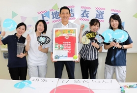 中学生のころから上地結衣の成長を見守ってきた浅井哲也社長（中央）と社員ら＝神戸市西区、シィメス本社