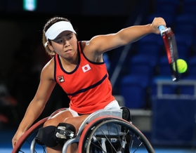 車いすテニス女子シングルス準決勝　オランダのアニク・ファンクートを下して決勝進出を決めた上地結衣＝２日午後、有明テニスの森センターコート（撮影・吉田敦史）