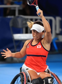車いすテニス女子シングルス準決勝　オランダのアニク・ファンクートを下して決勝進出を決めた上地結衣＝２日午後、有明テニスの森センターコート（撮影・吉田敦史）