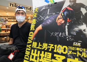 パラスポーツをＰＲするイベントに参加し、自身が写ったポスターと並ぶ大矢勇気＝８月１４日、西宮市甲子園八番町、ららぽーと甲子園（撮影・吉田敦史）
