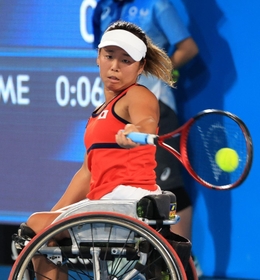 車いすテニス女子シングルス決勝　オランダのディーデ・デフロートと対戦する上地結衣＝有明テニスの森センターコート（撮影・吉田敦史）