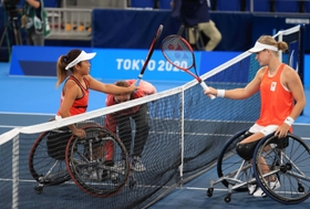 車いすテニス女子シングルス決勝　オランダのディーデ・デフロート（右）とラケットを合わせる上地結衣＝３日夜、有明テニスの森公園（撮影・吉田敦史）