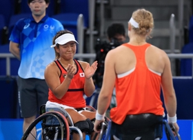 車いすテニス女子シングルス決勝　優勝したオランダのディーデ・デフロート（右）を拍手でたたえる上地結衣＝有明テニスの森センターコート（撮影・吉田敦史）