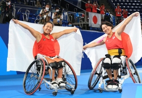 車いすテニス女子ダブルス３位決定戦　中国ペアを下して銅メダルを獲得し上地結衣、大谷桃子組＝有明テニスの森センターコート（撮影・吉田敦史）