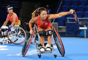 車いすテニス女子ダブルス３位決定戦　中国ペアと対戦する上地結衣（右）、大谷桃子組＝有明テニスの森センターコート（撮影・吉田敦史）