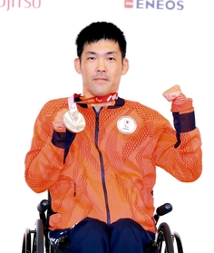 銀メダル獲得から一夜明け、記者会見で撮影に応じる陸上男子の大矢勇気＝４日午前、東京都内（代表撮影）