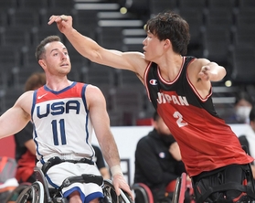 車いすバスケットボール男子決勝　米国選手（左）をマークする鳥海連志＝有明アリーナ（撮影・伊藤笙子）
