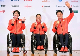 車いすテニスで獲得したメダルを手に笑顔の（左から）大谷桃子、上地結衣、国枝慎吾＝５日、東京都内（代表撮影）