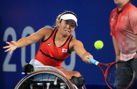 車いすテニス女子シングルス決勝　オランダのディーデ・デフロートと対戦する上地結衣＝有明テニスの森センターコート（撮影・吉田敦史）