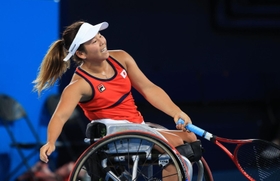 車いすテニス女子シングルス決勝　オランダのディーデ・デフロートによる好返球に苦笑いする上地結衣＝有明テニスの森センターコート（撮影・吉田敦史）
