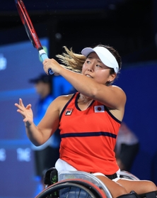 車いすテニス女子シングルス決勝　オランダのディーデ・デフロートと対戦する上地結衣＝有明テニスの森センターコート（撮影・吉田敦史）