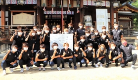 ＷＥリーグの開幕を前に必勝祈願に訪れたＩＮＡＣ神戸の選手とスタッフ