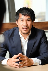 昨年８月に神戸を訪れた際、地元兵庫への思いを語った岡崎慎司選手＝神戸市中央区
