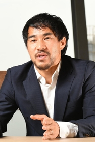 昨年８月に神戸を訪れた際、地元兵庫への思いを語った岡崎慎司選手＝神戸市中央区