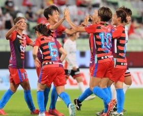 ＷＥリーグ開幕戦で大量得点し、喜ぶＩＮＡＣ神戸の選手たち＝１２日午前、ノエビアスタジアム神戸