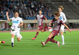 神戸－札幌　前半、シュートを放つ神戸・大迫勇也（右手前）＝ユニバー記念競技場（撮影・秋山亮太）