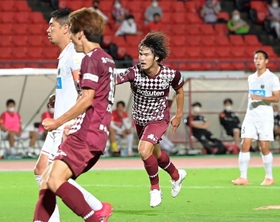 神戸－札幌　前半、先制ゴールを決めた神戸・中坂勇哉（中央）＝ユニバー記念競技場（撮影・秋山亮太）